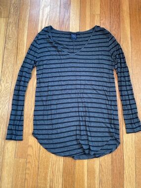GAP Women's Gray Black Long-Sleeve V-Neck Top size S